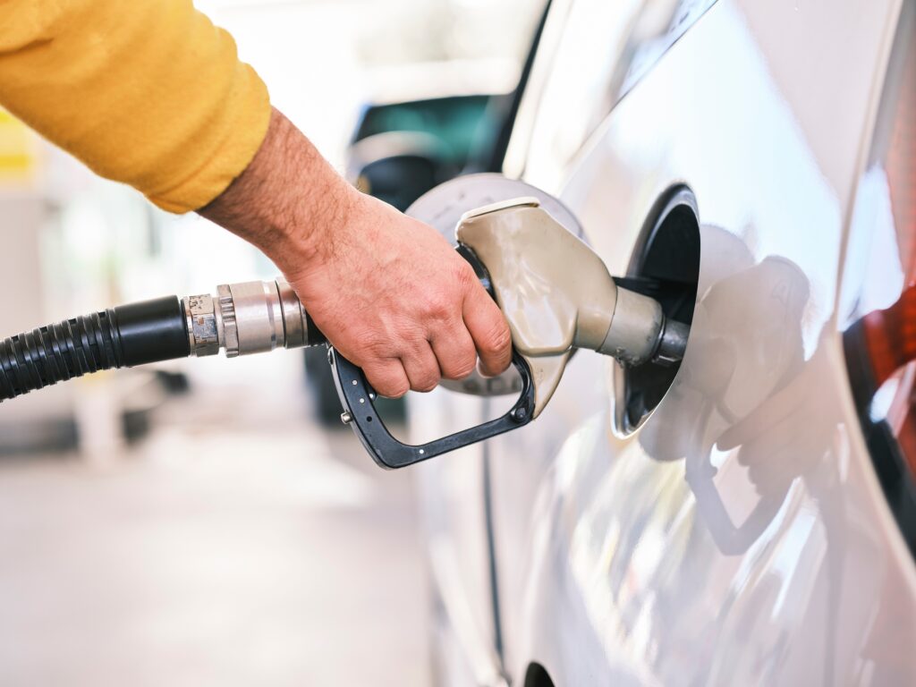 Un infirmier qui fait le plein d'essence de sa voiture en pleine hausse des prix des carburants.